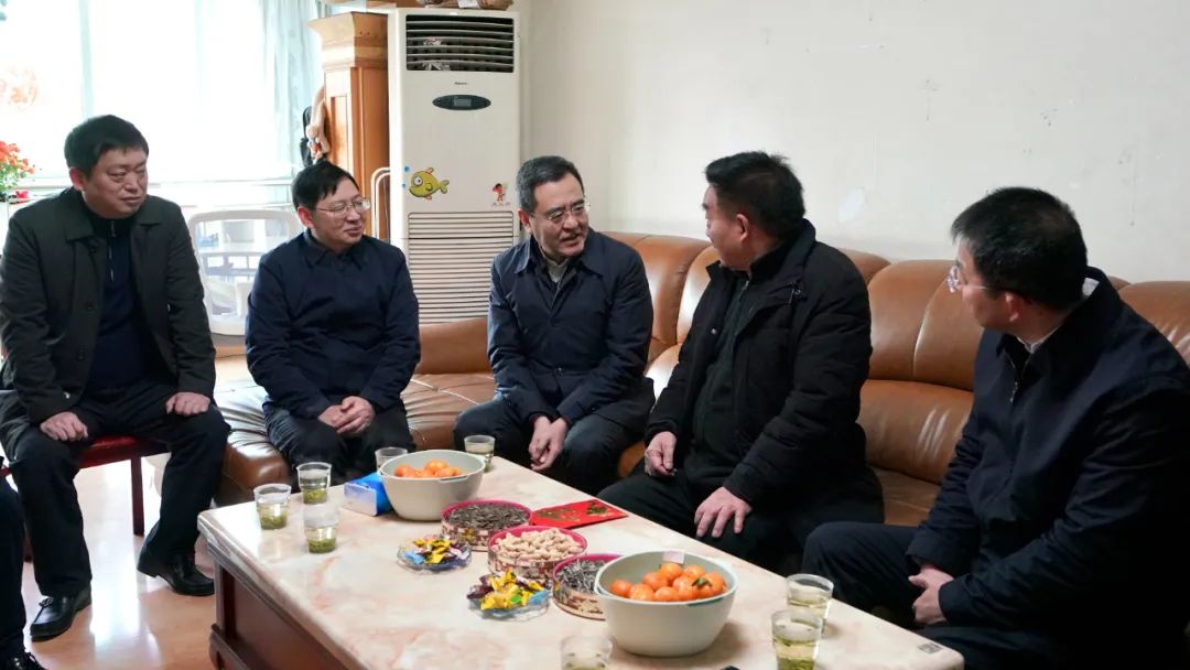 省国资委党委书记、主任冯文生等领导走访慰问省尊龙凯时集团老党员、老干部