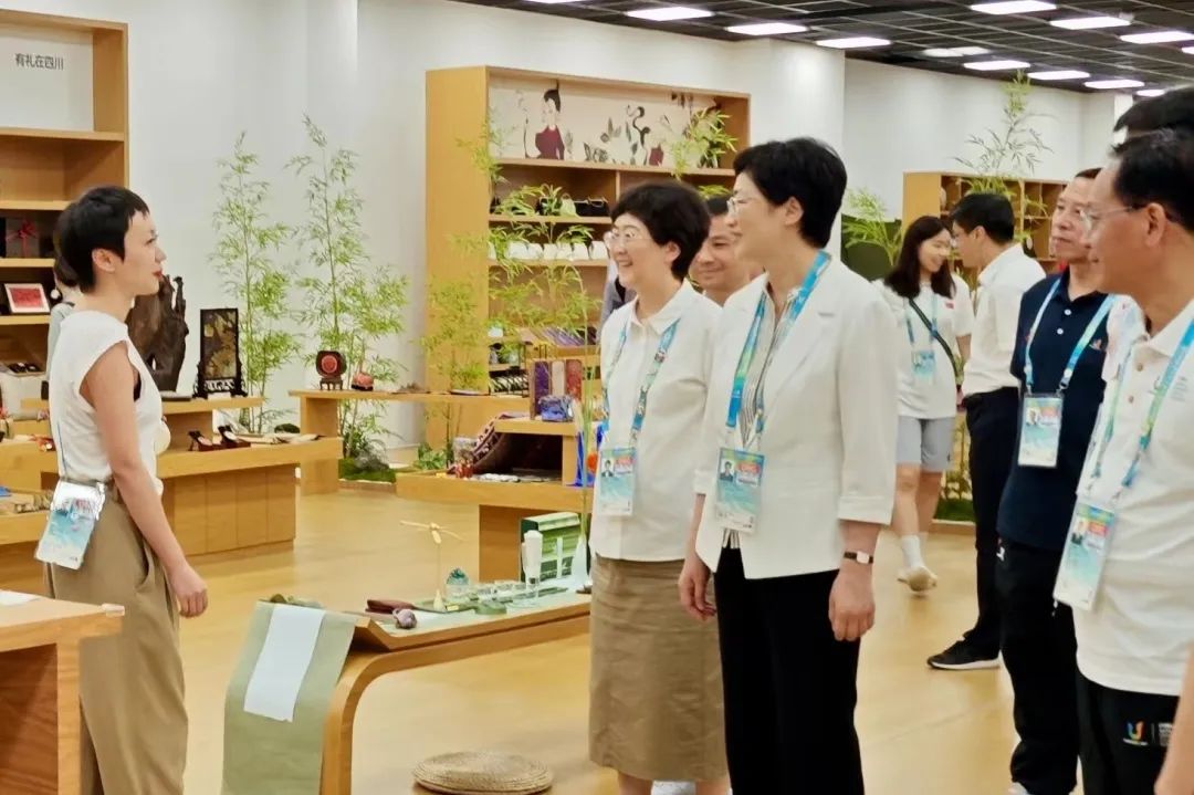 省、市领导视察大运村“有礼在四川”四川特色商品馆