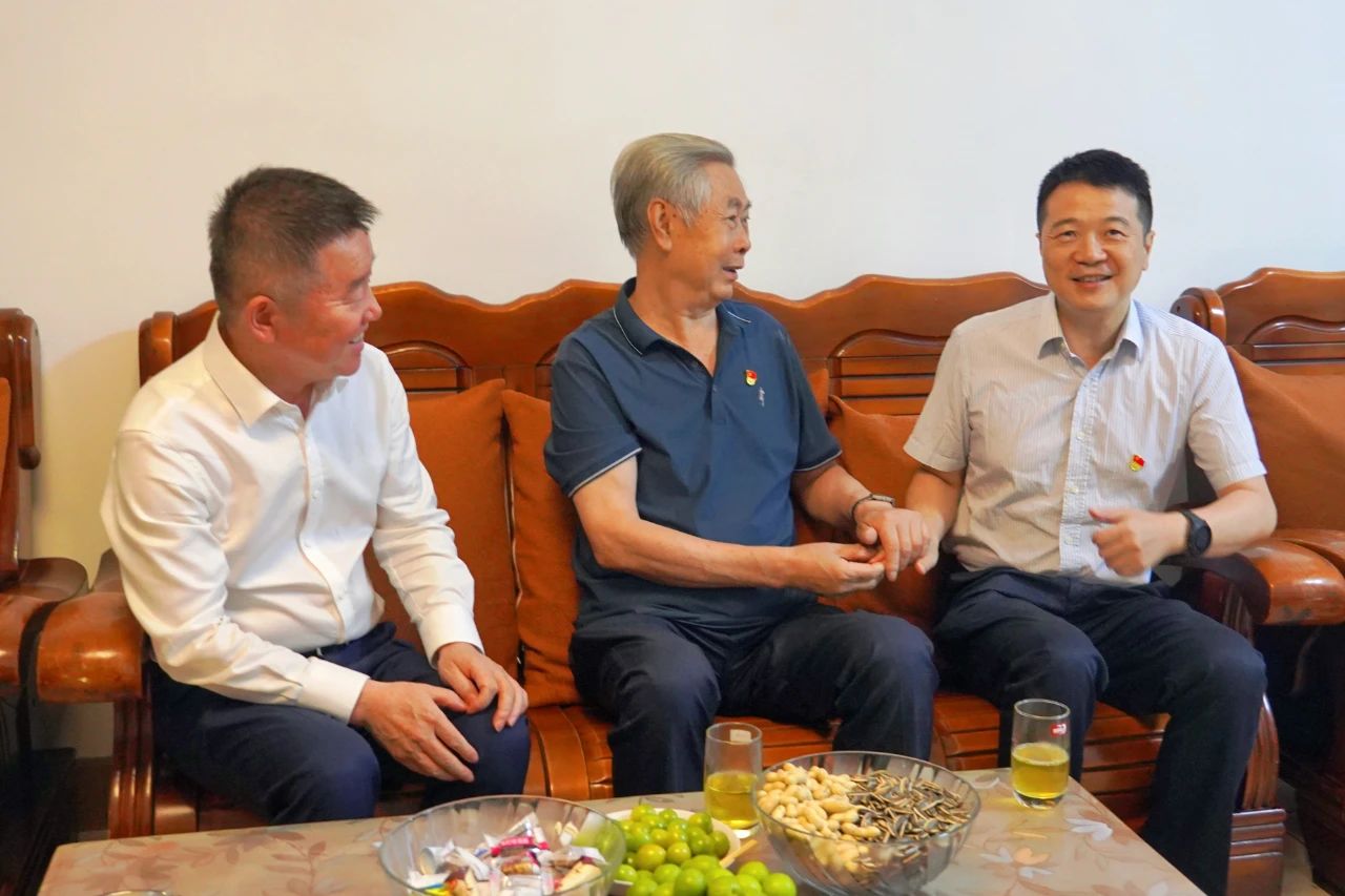 省尊龙凯时集团党委书记、董事长游勇开展“七一”走访