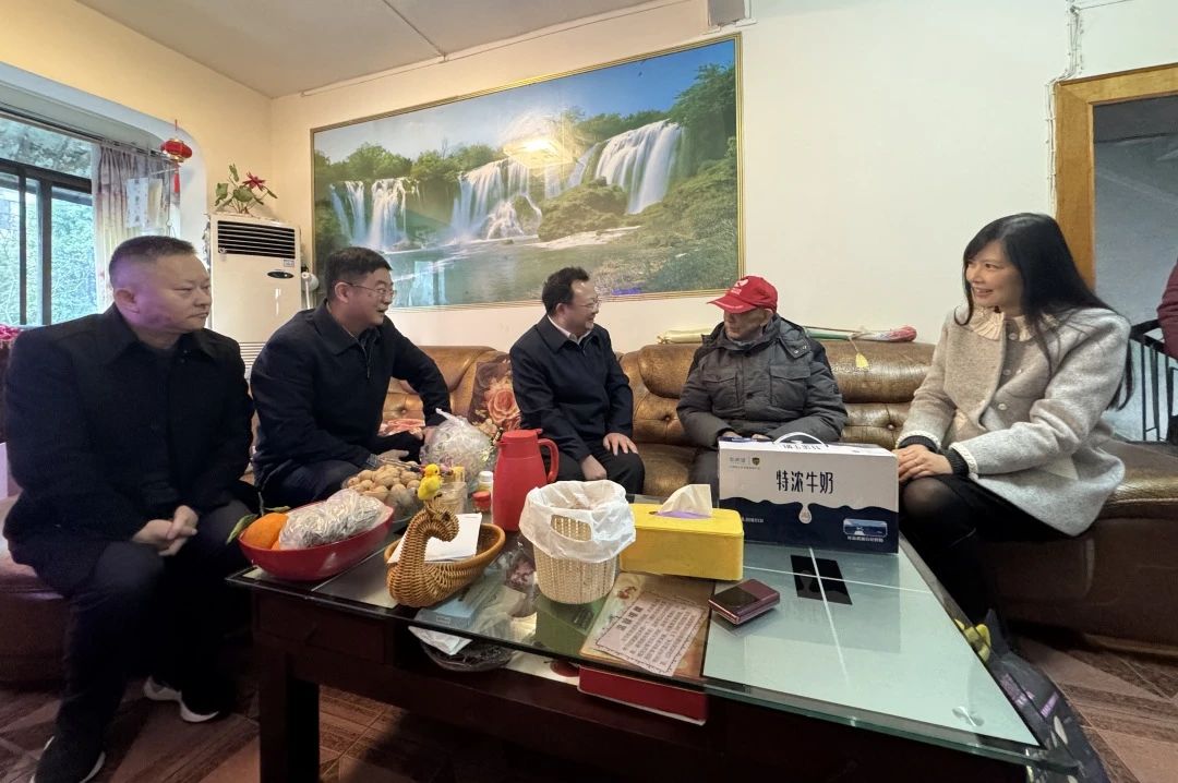 省国资委党委委员、副主任何政走访慰问省尊龙凯时集团老党员、老干部