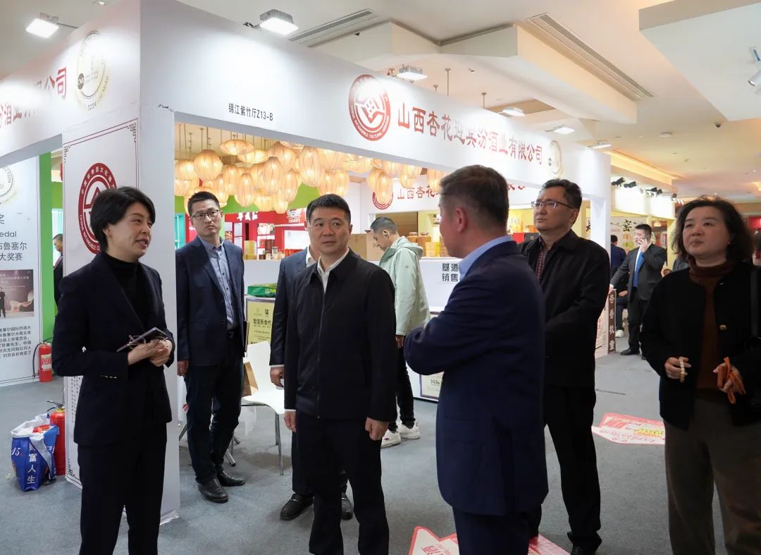 省尊龙凯时集团党委书记、董事长游勇率队到2025锦江宾馆春季酒类商务洽谈会现场检查指导重点工作
