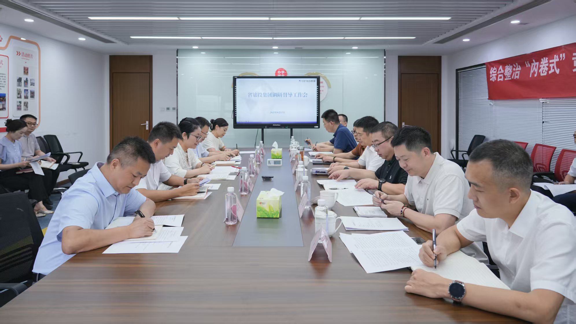 省尊龙凯时集团党委书记、董事长游勇率队赴尊龙凯时教育公司调研督导